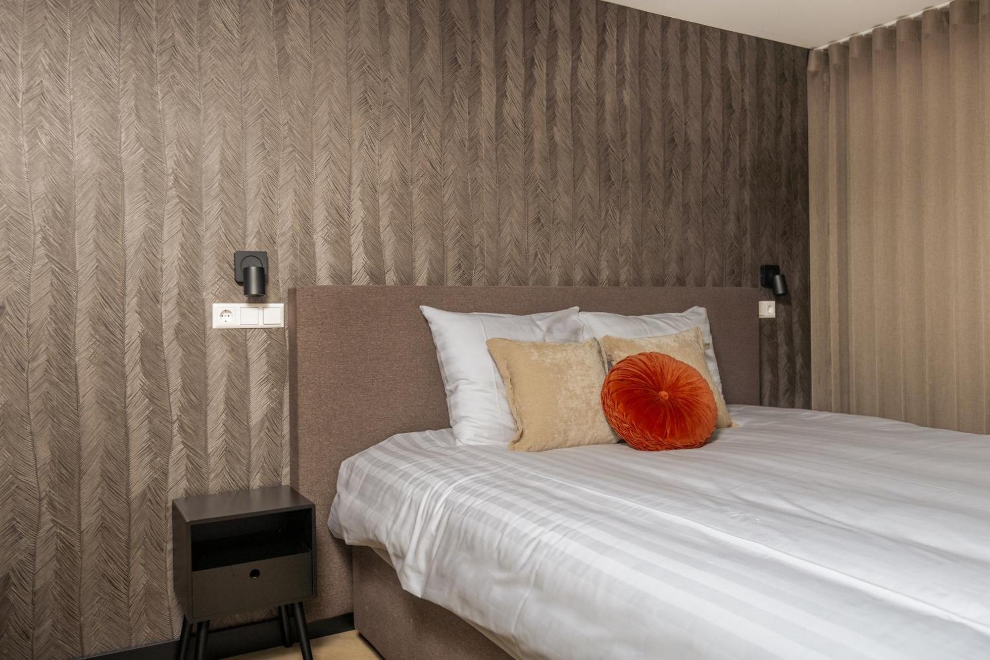 Twenty-three Amsterdam Airport 4*