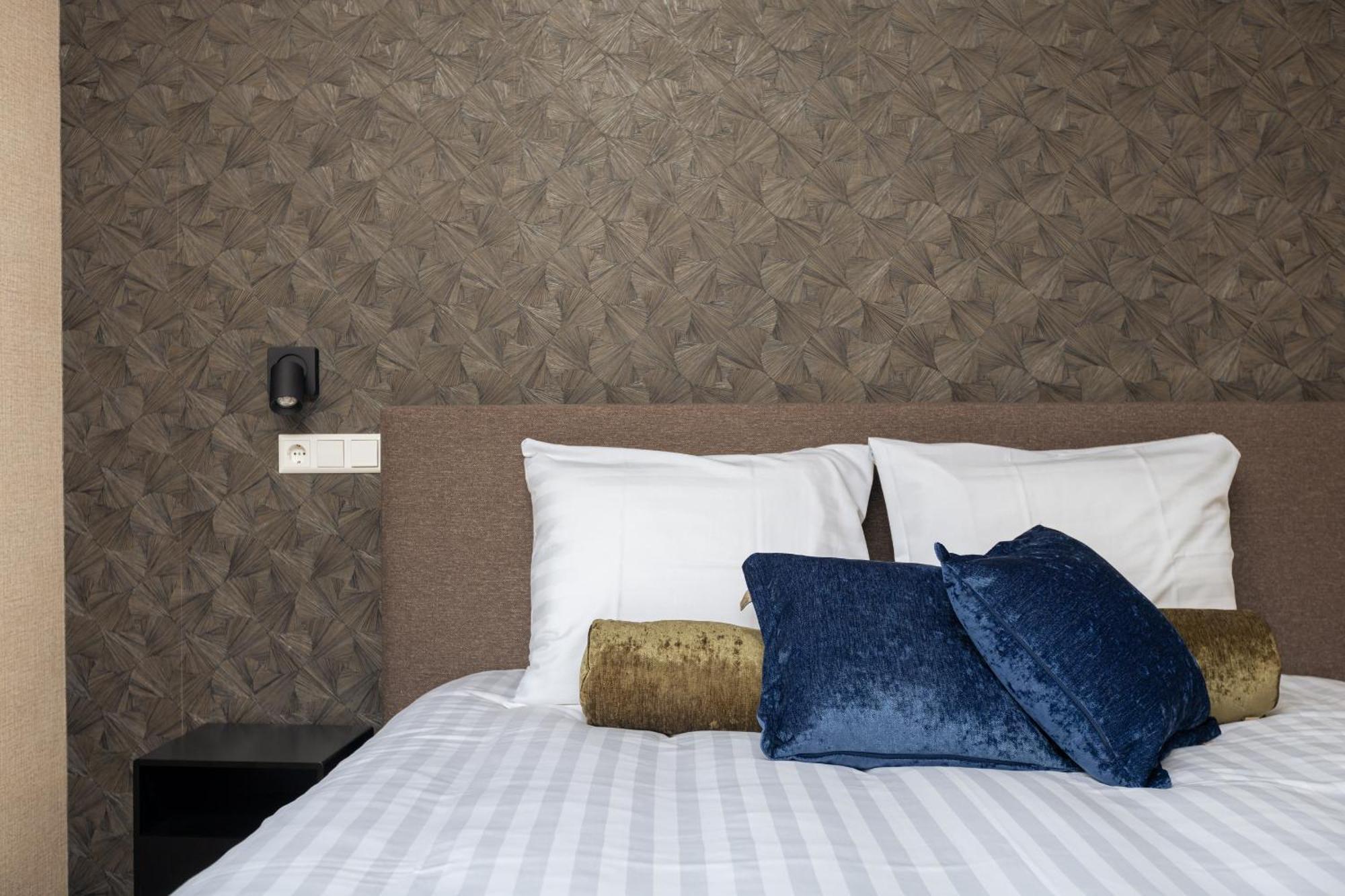 Twenty-three Amsterdam Airport 4*
